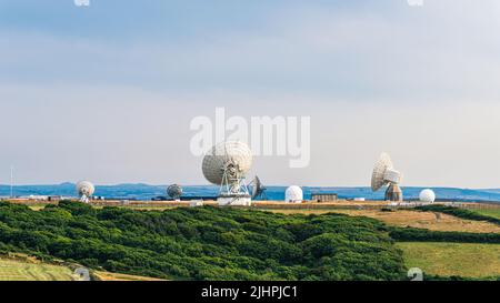 Felder und Farmen über GCHQ Bude, GCHQ Composite Signals Organization Station Morwenstow, Cornwall, England Stockfoto