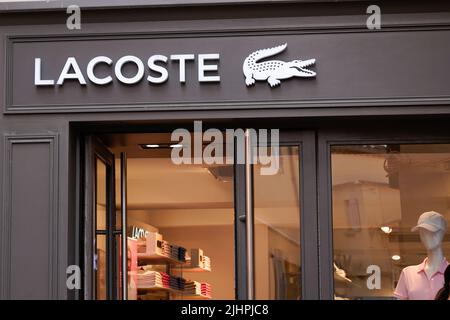 Bordeaux , Aquitaine Frankreich - 07 01 2022 : Lacoste Boutique-Markenlogo und Signaltext auf Fassadeneingang Modegeschäft Stockfoto