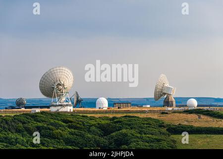 Felder und Farmen über GCHQ Bude, GCHQ Composite Signals Organization Station Morwenstow, Cornwall, England Stockfoto