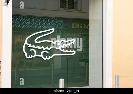 Bordeaux , Aquitaine Frankreich - 07 01 2022 : lacoste Fenster Marke Logo und Zeichen Text auf Fassade Eingang Mode Front Store Stockfoto