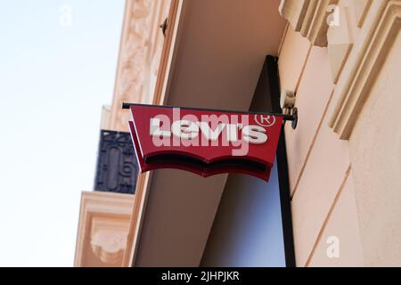 Bordeaux , Aquitaine Frankreich - 07 01 2022 : levis Boutique Markenlogo und Signaltext auf Fassadeneingang Mode Front Store Stockfoto