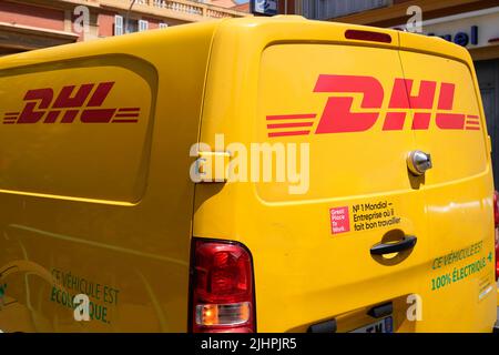 Bordeaux , Aquitaine Frankreich - 07 14 2022 : dhl Logo Marke und Text Zeichen auf Auto Panel van Elektrofahrzeug Stockfoto