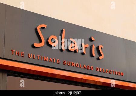 Bordeaux , Aquitaine Frankreich - 07 01 2022 : Solaris Boutique Markenlogo und Schild Text auf Fassade Eingang Mode Front Store Stockfoto