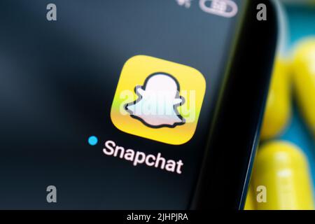 Snapchat-App auf einem schwarzen android-Smartphone-Bildschirm. 3. April 2021 Barnaul, Russland Stockfoto
