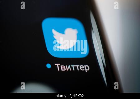 17. Februar 2021, Barnaul, Russland: Makrobild des Klickens auf das Twitter-Symbol auf dem Bildschirm Stockfoto