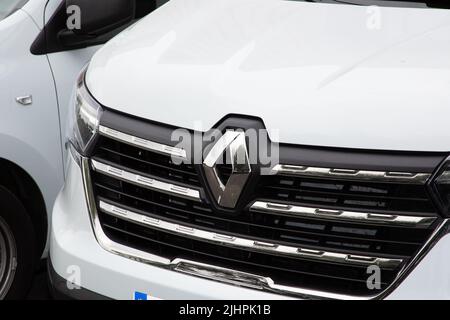 Bordeaux , Aquitaine Frankreich - 07 14 2022 : Renault trafic Logo Marke und Text Zeichen vorne professionelle Industriefahrzeug Panel van Stockfoto