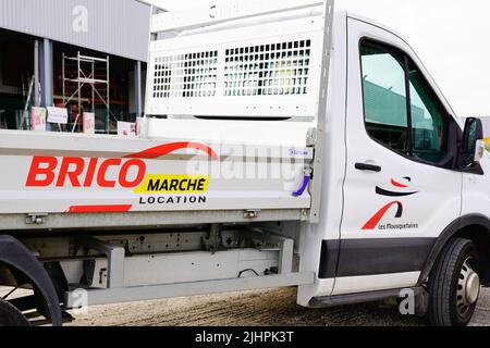 Bordeaux , Aquitaine Frankreich - 07 14 2022 : brico marche Logo Marke und Text Zeichen auf LKW Pickup van mieten Fahrzeug Stockfoto