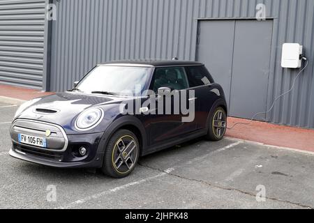 Bordeaux , Aquitaine Frankreich - 07 04 2022 : Mini-Auto-Modell Elektrofahrzeug Laden in Charge Point Service in Straßenansicht in der Stadt Stockfoto