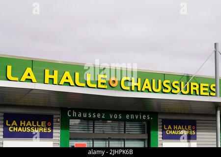 Bordeaux , Aquitaine Frankreich - 07 01 2022 : la halle aux chaussures Schuhe Marke Logo und Schild Text auf Fassade Eingang Mode Front Store Stockfoto