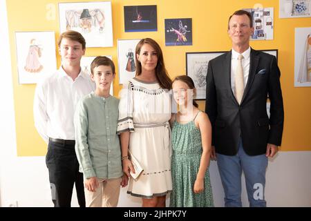 Ihre Königlichen Hoheiten Prinz Joachim von Dänemark, Prinzessin Marie von Dänemark in Anwesenheit ihrer Kinder Prinzessin Athene von Dänemark, Prinz Henrik von Dänemark und Prinz Felix von Dänemark nehmen am Ludothèque 15. Juli 2022 in Cahors, Frankreich, an der Eröffnung der Ausstellung der Werke Ihrer Majestät Königin Margrethe von Dänemark Teil. Foto von David Niviere/ABACAPRESS.COM Stockfoto