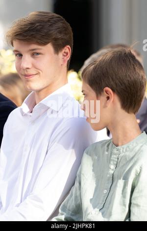 Prinz Felix von Dänemark und Prinz Henrik von Dänemark nehmen am 15. Juli 2022 in Cahors an der Eröffnung der Ausstellung der Werke Ihrer Majestät Königin Margrethe von Dänemark Teil, die anlässlich des fünfzigsten Jahrestages seiner Herrschaft im Ludothèque du Grand Cahors stattfindet. Frankreich.Foto von David Niviere/ABACAPRESS.COM Stockfoto