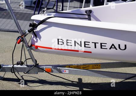 Bordeaux , Aquitaine Frankreich - 07 14 2022 : beneteau Boot Logo Marke und Text Zeichen auf Segel marine Motorboot Stockfoto