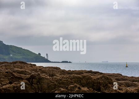 Mündung des Flusses Fal, mit dem Leuchtturm auf St. Anthony Head über den Eingang zum Percuil River, von Castle Cove, St. Mawes, Cornwall, Großbritannien Stockfoto