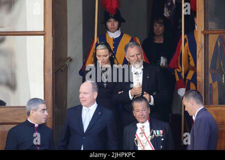 Vatikan. Vatikanstadt, 20. Juli 2022 - Fürst ALBERTO VON MONACO und die Prinzessin CHARLENE WITTSTOCK im Innenhof von San Damaso des Apostolischen Gebäudes zum privaten Treffen mit Papst Franziskus im Vatikan. © EvandroInetti via ZUMA Wire (Bild: © Evandro Inetti/ZUMA Press Wire) Quelle: ZUMA Press, Inc./Alamy Live News Stockfoto