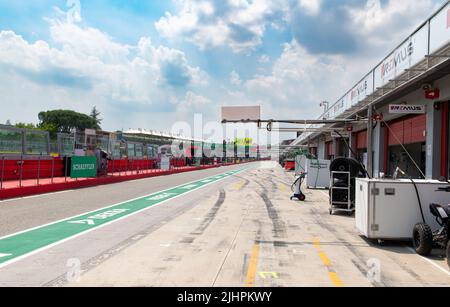 Imola Circuit Pit Lane Blick leer Asphaltweg keine Menschen. Italien, juni 17 2022. DTM Stockfoto