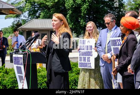 Demokratische Kongressabgeordnete sprechen im Namen der Congressional Workers Union außerhalb des Kapitolgebäudes der Vereinigten Staaten Stockfoto