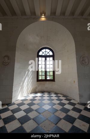 Fenster mit Blick auf den Fluss Cher in der Medici-Galerie im Chateau de Chenonceau im Loire-Tal, Zentralfrankreich. Stockfoto