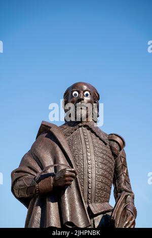 Die William Shakespeare Statue in Stratford-upon-Avon, West Midlands, England, Großbritannien. Die Statue hatte große Augen, die als Streich auf seinem Gesicht klebten. Stockfoto