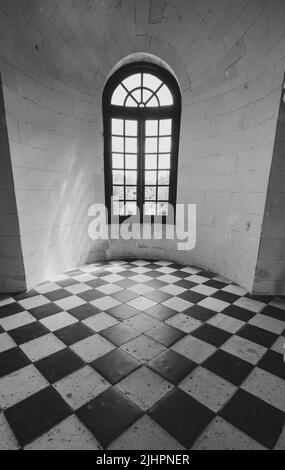 Fenster mit Blick auf den Fluss Cher in der Medici-Galerie im Chateau de Chenonceau im Loire-Tal, Zentralfrankreich. Stockfoto