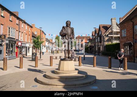 Die William Shakespeare Statue in Stratford-upon-Avon, West Midlands, England, Großbritannien. Die Statue hatte große Augen, die als Streich auf seinem Gesicht klebten. Stockfoto