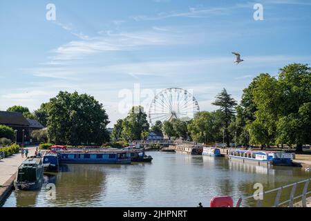 Allgemeiner Blick auf den Fluss Avon, der an einem sonnigen Tag durch Stratford-upon-Avon fließt. Stockfoto