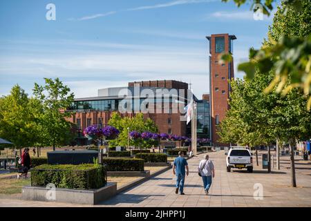 Allgemeine Ansicht des Theaters der Royal Shakespeare Company (RSC) in Stratford-upon-Avon, England, an einem sonnigen Tag mit blauem Himmel. Stockfoto