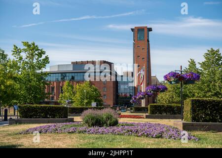 Allgemeine Ansicht des Theaters der Royal Shakespeare Company (RSC) in Stratford-upon-Avon, England, an einem sonnigen Tag mit blauem Himmel. Stockfoto