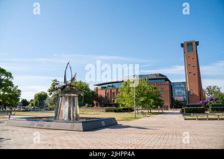 Allgemeine Ansicht des Theaters der Royal Shakespeare Company (RSC) in Stratford-upon-Avon, England, an einem sonnigen Tag mit blauem Himmel. Stockfoto