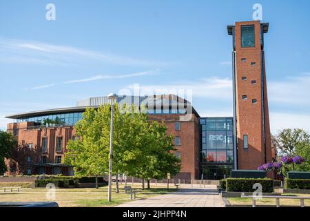 Allgemeine Ansicht des Theaters der Royal Shakespeare Company (RSC) in Stratford-upon-Avon, England, an einem sonnigen Tag mit blauem Himmel. Stockfoto