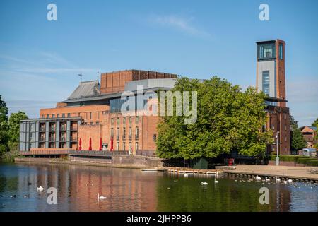 Allgemeine Ansicht des Theaters der Royal Shakespeare Company (RSC) in Stratford-upon-Avon, England, an einem sonnigen Tag mit blauem Himmel. Stockfoto