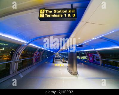 Der überdachte Travelator Walkway des Flughafens Manchester verbindet den Bahnhof, das Radisson Blu Hotel und die Terminals 1 und 2. Stockfoto