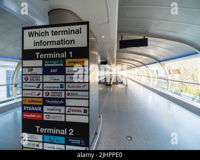 Der überdachte Travelator Walkway des Flughafens Manchester verbindet den Bahnhof, das Radisson Blu Hotel und die Terminals 1 und 2. Stockfoto