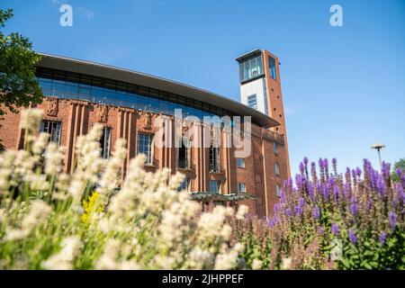 Allgemeine Ansicht des Theaters der Royal Shakespeare Company (RSC) in Stratford-upon-Avon, England, an einem sonnigen Tag mit blauem Himmel. Stockfoto