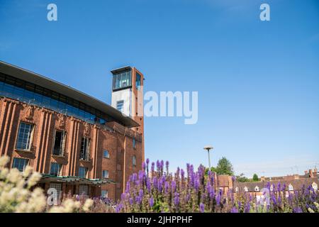 Allgemeine Ansicht des Theaters der Royal Shakespeare Company (RSC) in Stratford-upon-Avon, England, an einem sonnigen Tag mit blauem Himmel. Stockfoto