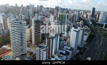 salvador, bahia, brasilien - 19. juli 2022: vista aerea de edificios residencias no bairro da Pituba na cidade de Salvador. Stockfoto