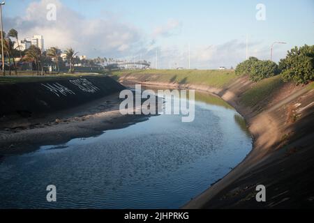 salvador, bahia, brasilien - 19. juli 2022: Blick auf einen Abwasserkanal an der Camurujipe in der Stadt Salvador. Stockfoto