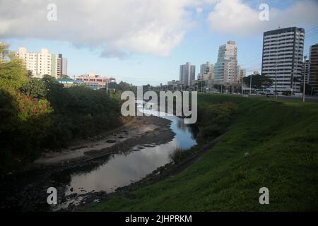 salvador, bahia, brasilien - 19. juli 2022: Blick auf einen Abwasserkanal an der Camurujipe in der Stadt Salvador. Stockfoto