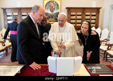 Vatikan, Vatikan. 20.. Juli 2022. Italien, Rom, Vatikan, 2022/07/20 Papst Franziskus trifft Prinz Albert II. Von Monaco und seine Frau Prinzessin Charlene bei einer privaten Audienz im Vatikan. Foto von Vatican Mediia/Catholic Press Photo/Hans Lucas. BESCHRÄNKT AUF REDAKTIONELLE VERWENDUNG - KEIN MARKETING - KEINE WERBEKAMPAGNEN. Kredit: Unabhängige Fotoagentur/Alamy Live Nachrichten Stockfoto