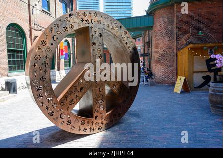 Peace-Zeichen-Metallskulptur in Distillery District, Toronto, Ontario, Kanada. Stockfoto