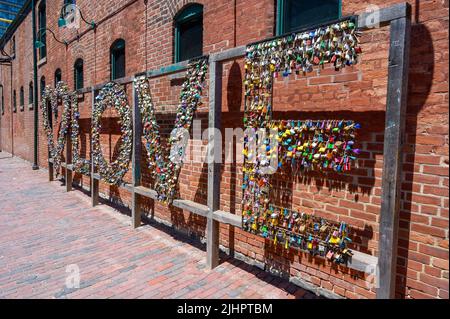 Ein Herz und das Wort Liebe wurden von Matthew Rosenblatt in Distillery District, Toronto, Ontario, Kanada, mit Liebesschlössern geschrieben. Stockfoto