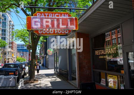 Ein abgenutztes und verwittertes, neonfarbenes und handbemaltes Restaurantschild für Patrician Grill, das „Good Food“ in King St East, Toronto, Ontario, Kanada, fördert. Stockfoto