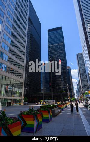 Blick auf die King St West mit Wolkenkratzern, die im Finanzviertel von Toronto, Ontario, Kanada, aus der Straße emporragen. Stockfoto
