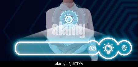 Geschäftsfrau mit Einem Tablet und mehreren leuchtenden Symbolen und Einer Glühbirne im abstrakten Design. Frau präsentiert entscheidende Daten und Tipps in Einem Stockfoto