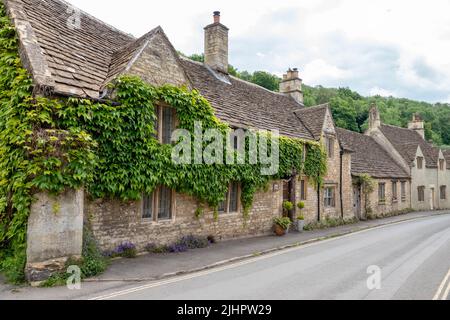 Honigfarbene Cotswold Steinhäuser in Castle Combe Wiltshire England werden oft als das schönste Dorf Englands bezeichnet Stockfoto