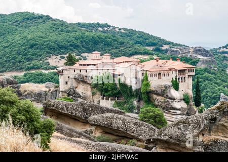 Landschaft mit Kloster und riesigen steilen Felsen in der Gegend von Meteora, Griechenland Stockfoto