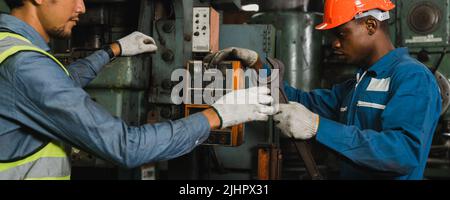 Maschinenbauingenieurteam instand halten und prüfen die Maschine in der Fabrikindustrie Stockfoto