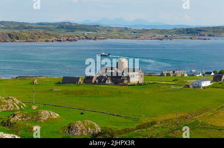 Iona Abbey und Cal Mac Fähre, Isle of Iona Stockfoto