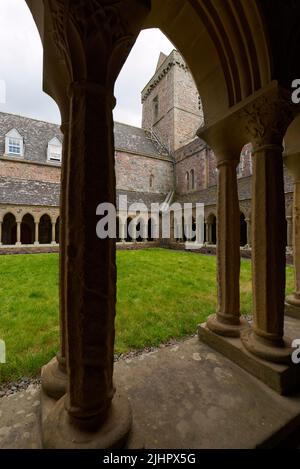 Innenhof und Kreuzgang in der Abtei von Iona, Isle of Iona Stockfoto