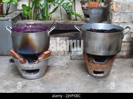 Kochender Maulbeermarmelade in einem Metallkochtopan auf offenem Feuer Stockfoto