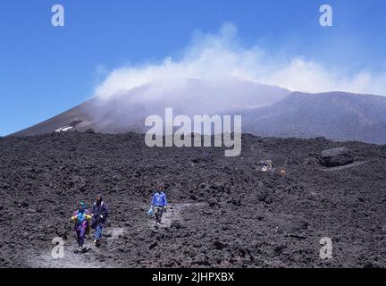 Wanderer in der Nähe des Ätna-Gipfels, Sizilien Stockfoto